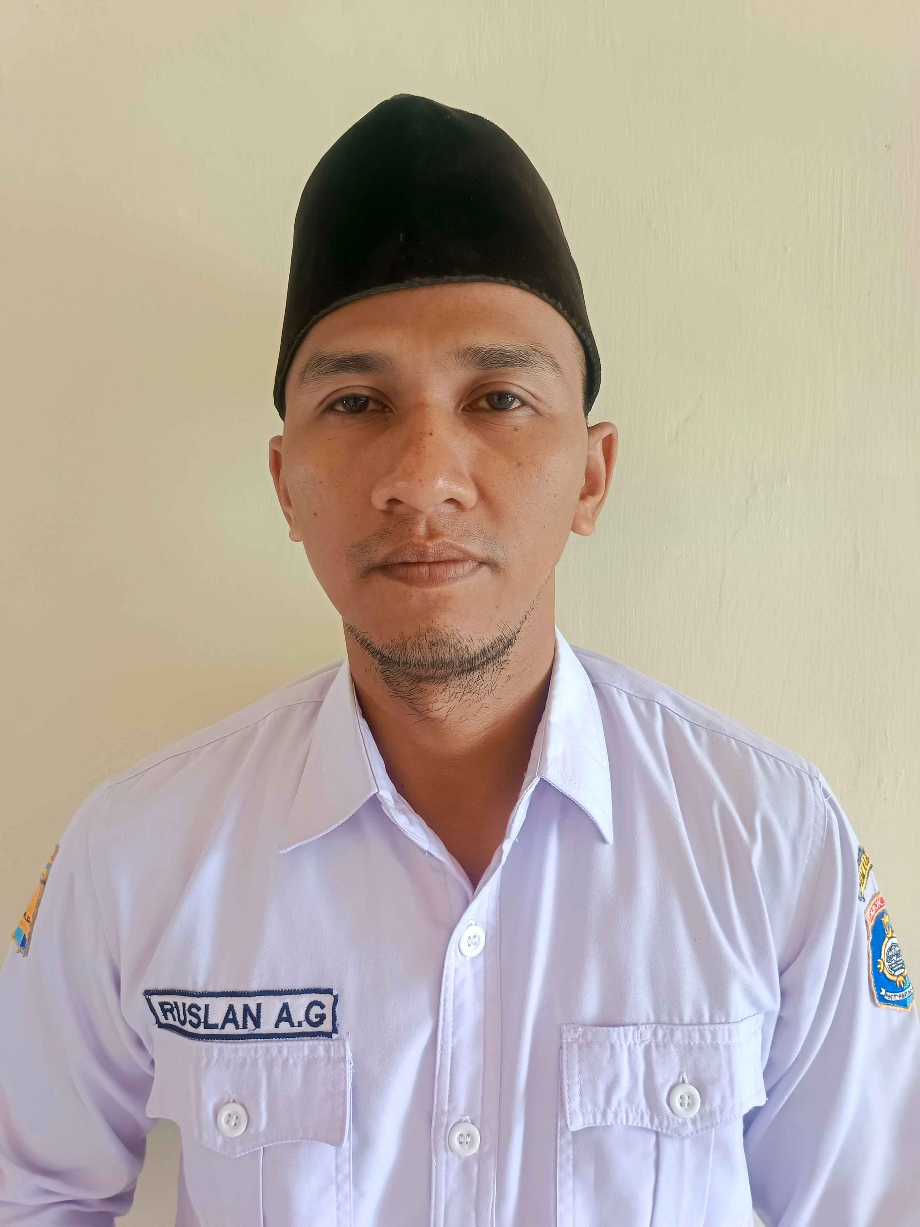 RUSLAN ABDUL GANI - SEKRETARIS DESA